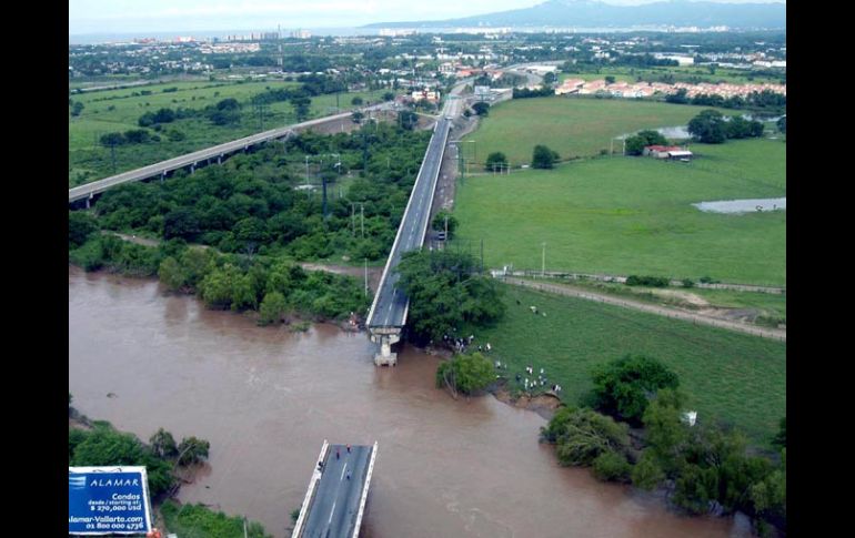 Reparar totalmente el puente que cruza el Río Ameca tomará al menos seis meses. EL UNIVERSAL  /