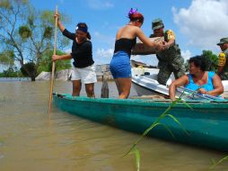 Soldados del Ejército mexicano ayudan a trasladar las pertenencias de habitantes de Villahermosa, en Tabasco. EFE  /