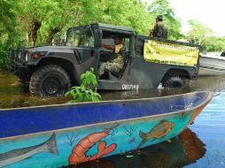 El operativo para evacuar las zonas inundadas está a cargo del Ejército y la Marina. EFE  /