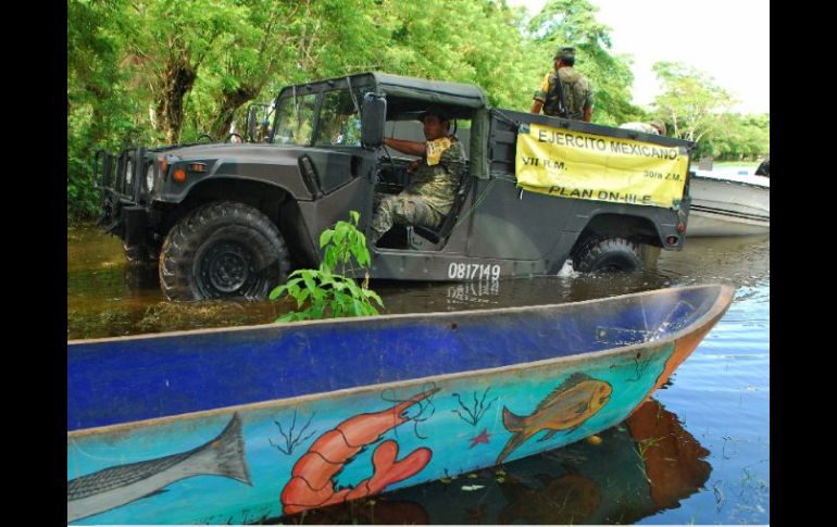 El operativo para evacuar las zonas inundadas está a cargo del Ejército y la Marina. EFE  /