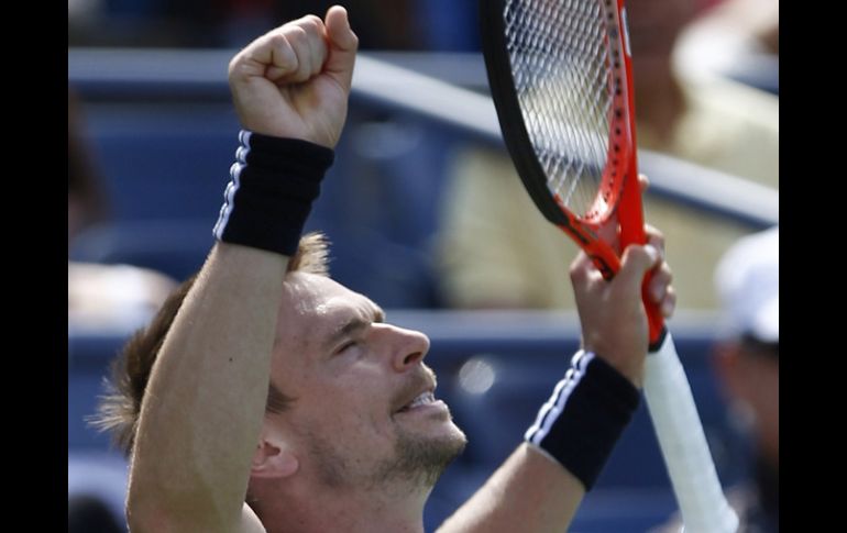 El sueco Robin Soderling levanta los brazos festejando su triunfo  ante el holandés Thiemo de Bakker. REUTERS  /