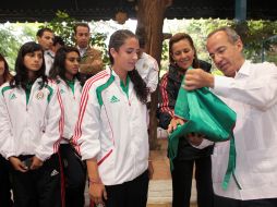 El presidente Felipe Calderón Hinojosa y su esposa Margarita Zavala se reunieron con la Selección Femenil de Futbol Sub-17. NOTIMEX  /