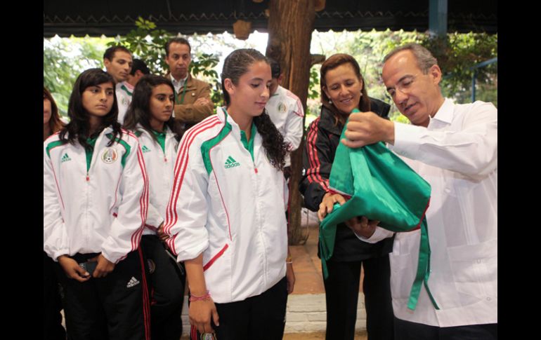 El presidente Felipe Calderón Hinojosa y su esposa Margarita Zavala se reunieron con la Selección Femenil de Futbol Sub-17. NOTIMEX  /