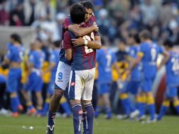 Sebastián Balsas celebra su gol al minuto 51 con Guillermo Pereyra. AFP  /