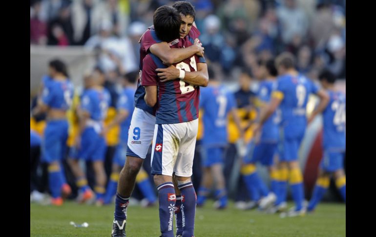 Sebastián Balsas celebra su gol al minuto 51 con Guillermo Pereyra. AFP  /