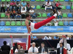 Santiago López  durante su ejercicio en las barras paralelas, se llevó el oro en sus ejercicios de piso A.CAMACHO  /