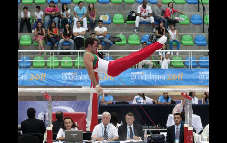 Santiago López  durante su ejercicio en las barras paralelas, se llevó el oro en sus ejercicios de piso A.CAMACHO  /