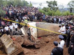 Un autobús de pasajeros fue sepultado por un derrumbe. AFP  /