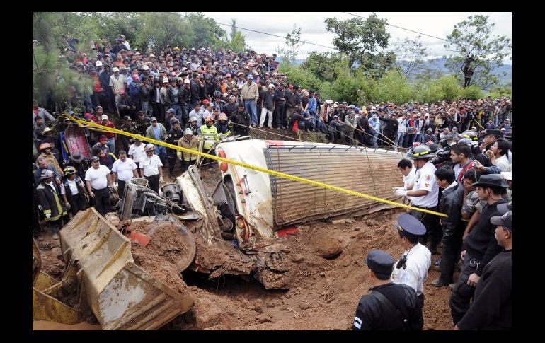 Un autobús de pasajeros fue sepultado por un derrumbe. AFP  /