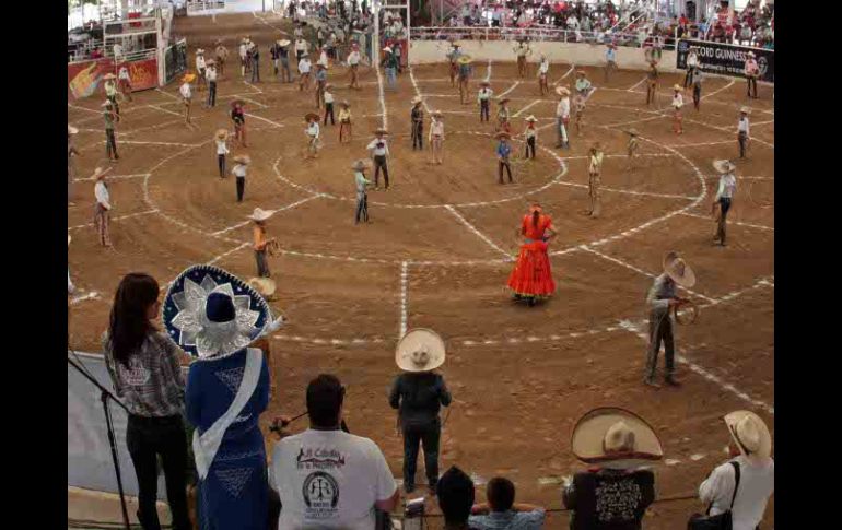 En el registro final, 69 charros y una escaramuza, mantuvieron el floreo por dos minutos. A. HINOJOSA  /