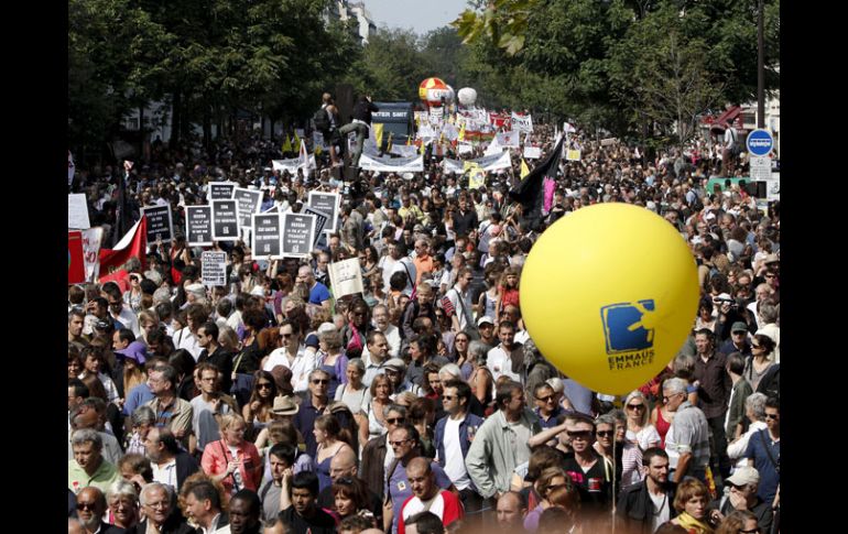 Miles de franceses salieron a la calles más importantes del país a pedirle al presidente acabar con su política racista. EFE  /