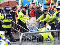 Manifestantes y policías forcejearon afuera de la librería Eason, los proyectiles no alcanzaron al ex premier británico. AFP  /