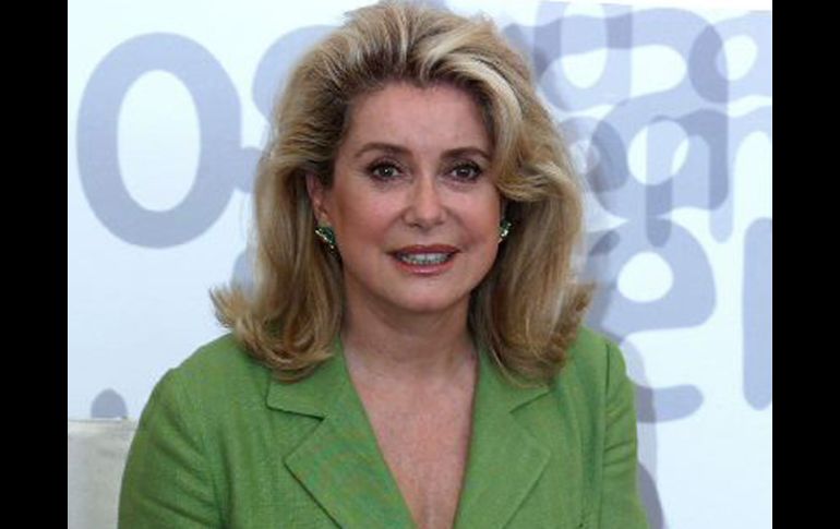 La actriz Catherine Deneuve fue una de las más fotografiadas ayer en La Mostra. REUTERS  /