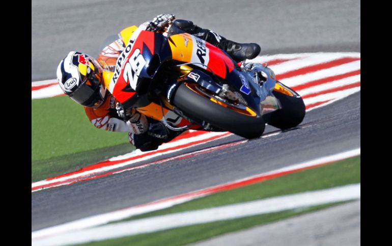 Dani Pedrosa tomando una curva en su camino a la pole. REUTERS  /