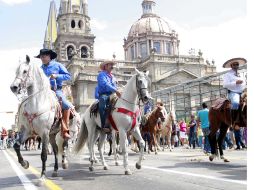 Cabalgata de la mexicanidad sobre la Avenida 16 de Septiembre. E. PACHECO  /