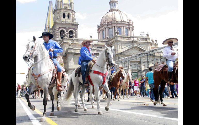 Cabalgata de la mexicanidad sobre la Avenida 16 de Septiembre. E. PACHECO  /