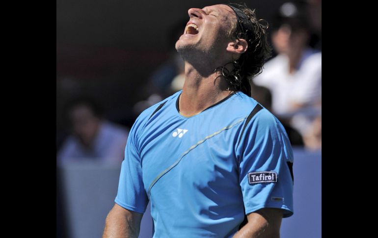 El tenista argentino David Nalbandian se lamenta tras perder ante el  español Fernando Verdasco.EFE  /