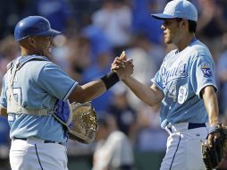 El pitcher Joakim Soria (der.) y catcher Brayan Pena (iz) celebran el triunfo ante Detroit. AP  /