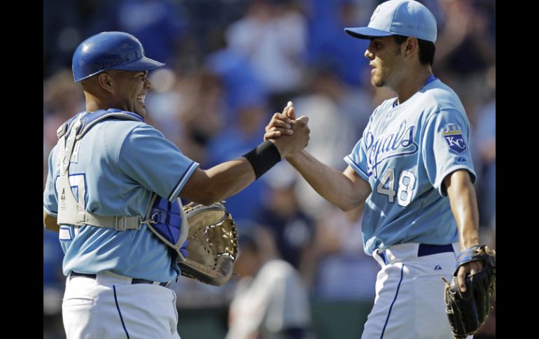 El pitcher Joakim Soria (der.) y catcher Brayan Pena (iz) celebran el triunfo ante Detroit. AP  /