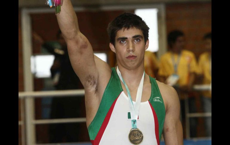 El gimnasta mexicano Daniel Corral en el círculo de ganadores. MEXSPORT  /