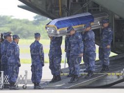 Soldados salvadoreños reciben este domingo los cuerpos de 11 compatriotas. EFE  /