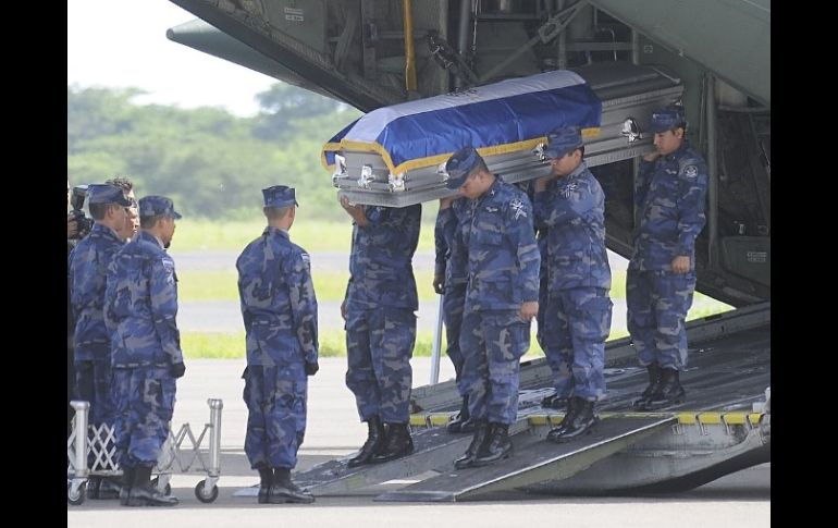 Soldados salvadoreños reciben este domingo los cuerpos de 11 compatriotas. EFE  /