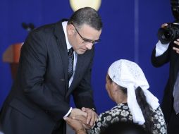 El presidente de El Salvador, Mauricio Funes (i), da sus condolencias a uno de los parientes de los once salvadoreños asesinados. EFE  /