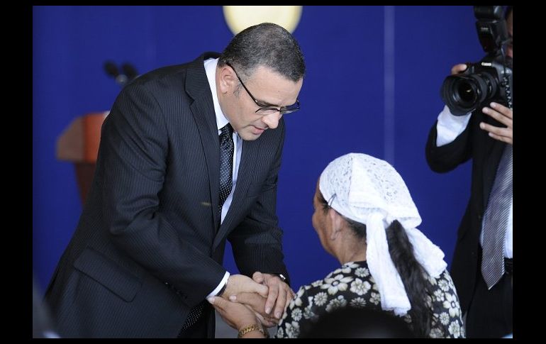 El presidente de El Salvador, Mauricio Funes (i), da sus condolencias a uno de los parientes de los once salvadoreños asesinados. EFE  /