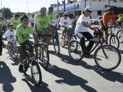 Alfonso Petersen Farah (centro) participó en el breve recorrido de 20 minutos para promocionar el uso de la bicicleta. M. FREYRÍA  /