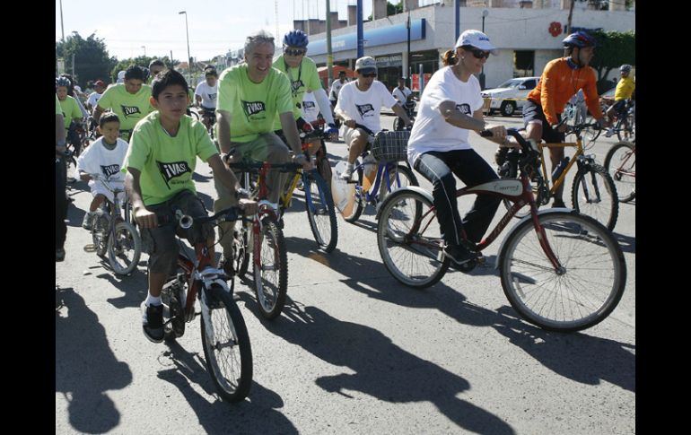 Alfonso Petersen Farah (centro) participó en el breve recorrido de 20 minutos para promocionar el uso de la bicicleta. M. FREYRÍA  /