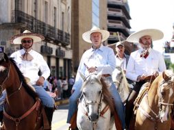 El secretario general de Gobierno, Fernando Guzmán (centro), se integró a la cabalgata. E. PACHECO  /