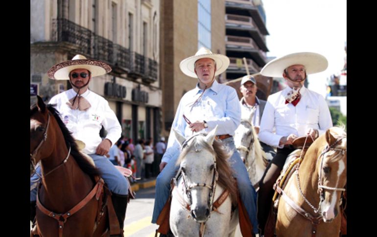 El secretario general de Gobierno, Fernando Guzmán (centro), se integró a la cabalgata. E. PACHECO  /