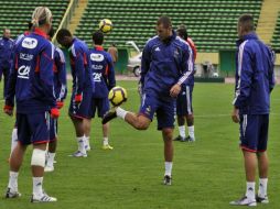 Karim Benzema se entrena junto con sus compañeros de la Selección francesa. AFP  /