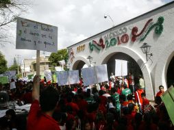 Estudiantes de las preparatorias regionales de Zapotlanejo y El Salto a las afueras de Casa Jalisco. A. GARCÍA  /