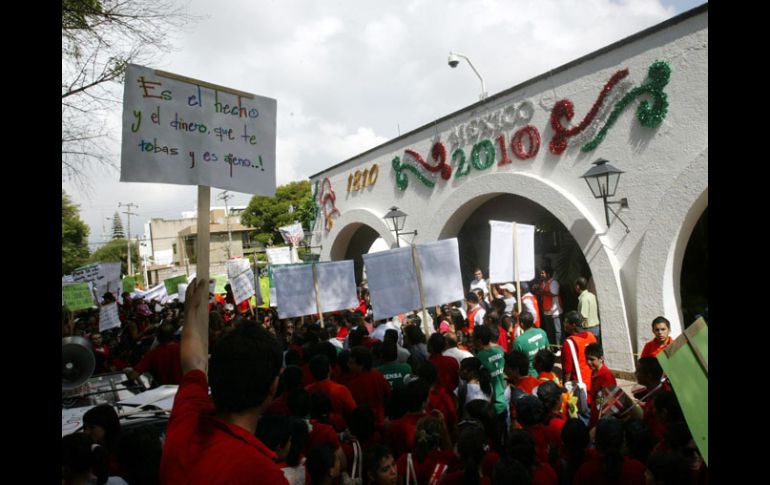 Estudiantes de las preparatorias regionales de Zapotlanejo y El Salto a las afueras de Casa Jalisco. A. GARCÍA  /