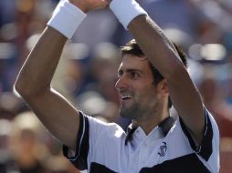 El tenista serbio Novak Djokovic celebra el triunfo ante  Mardy Fish panando a los cuartos de finales. AP  /