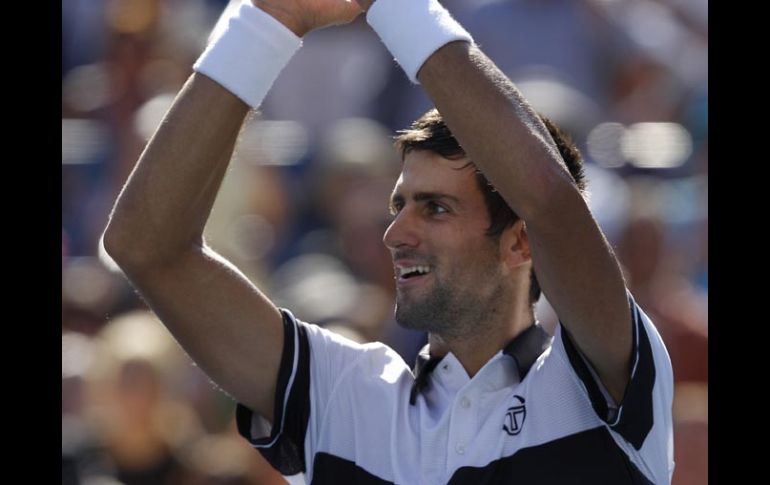 El tenista serbio Novak Djokovic celebra el triunfo ante  Mardy Fish panando a los cuartos de finales. AP  /