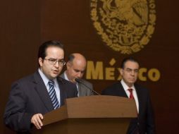 Alejandro Poiré (izq.) en rueda de prensa hoy, junto Salvador Beltrán y Ricardo Nájera. EFE  /