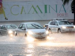 Por Avenida México también se acumuló agua por las lluvias de esta tarde. A. HINOJOSA  /