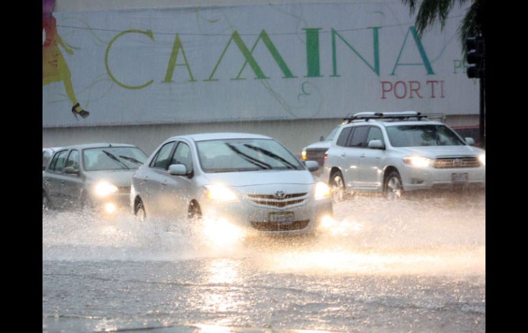 Por Avenida México también se acumuló agua por las lluvias de esta tarde. A. HINOJOSA  /