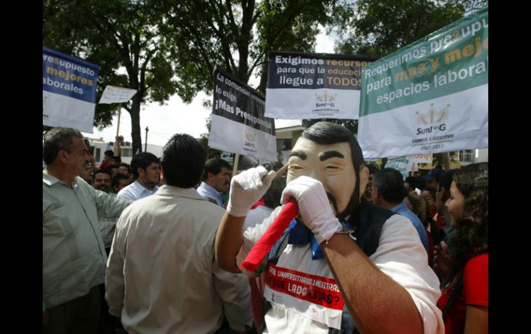 En la primer manifestación de la UdeG en esta semana, participaron estudiantes de las preparatorias de El Salto y Zapotlanejo.A. GARCÍA  /