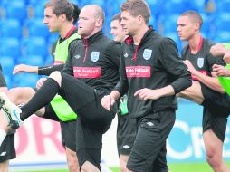 Los jugadores de la Selección inglesa entrenan con miras al juego de hoy ante Suiza. EFE  /