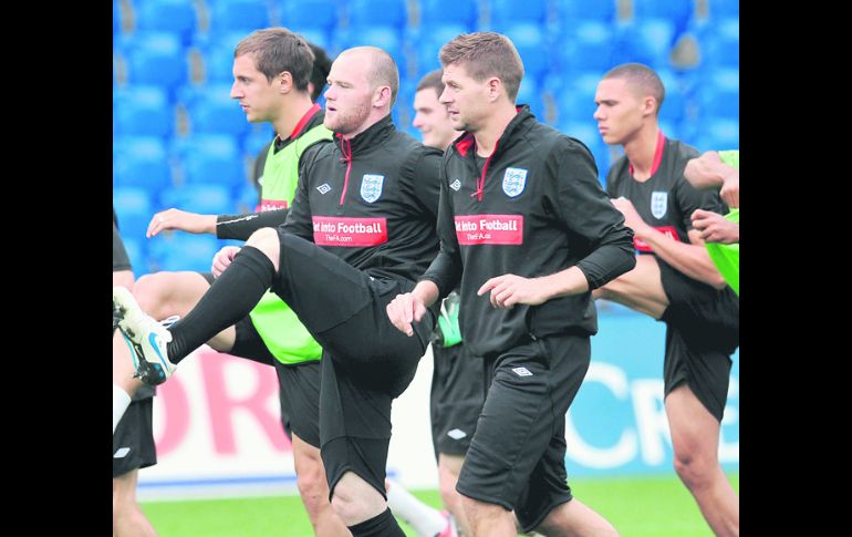 Los jugadores de la Selección inglesa entrenan con miras al juego de hoy ante Suiza. EFE  /