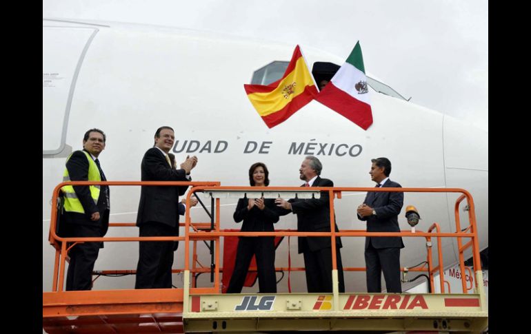 El jefe de Gobierno del Distrito Federal, ''bautizó'' con el nombre ''Ciudad de México'' a uno de los aviones de la compañía Iberia.NTX  /