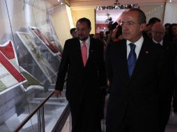 El Presidente Calderón (derecha) realizará un recorrido por Tabasco en compañía de otros funcionarios. NTX  /