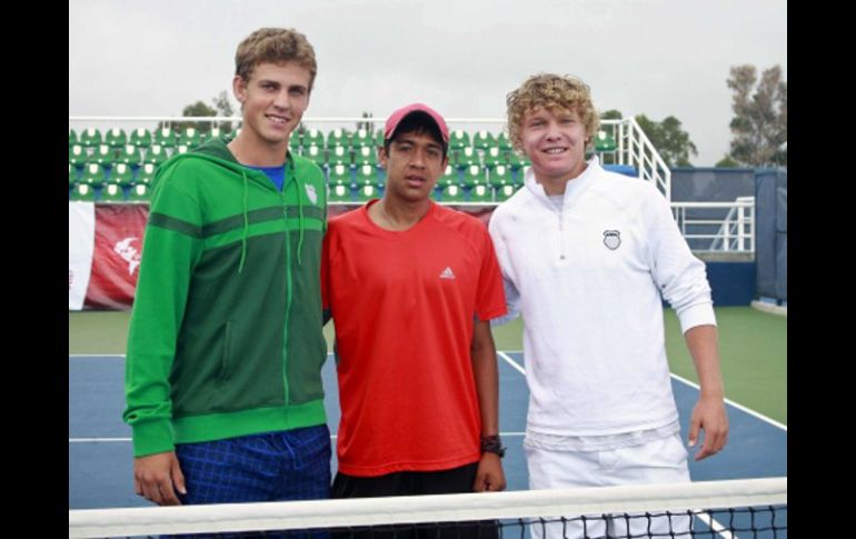 Vasek Pospisil, (izq.) Eduardo Orozco (centro) y  Jordan Cox durante la presentación de Abierto de Tenis de Guadalajara.  E. PACHECO  /