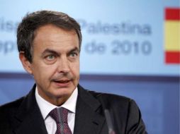 El presidente del Gobierno, José Luis Rodríguez Zapatero, durante la rueda de prensa que ha ofrecido junto al ministro de la ANP. EFE  /