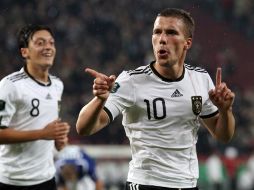 El alemán Lukas Podolski (de) celebra su gol ante Azerbaiyán con su compañero de equipo Mesut Özil (iz) . EFE  /