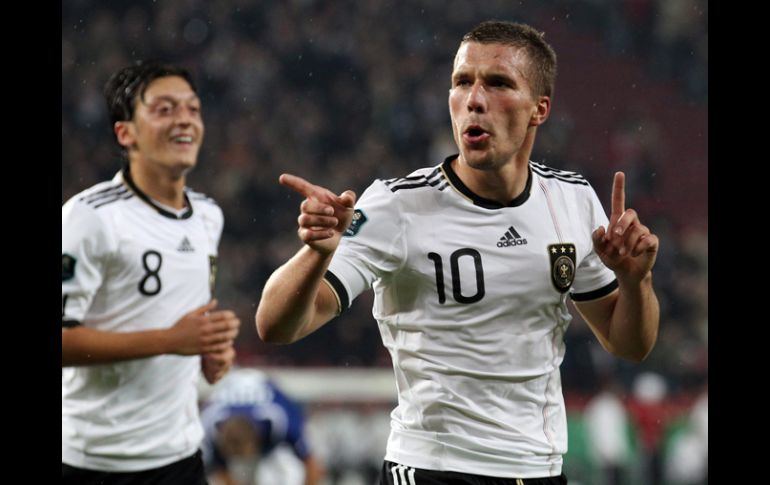 El alemán Lukas Podolski (de) celebra su gol ante Azerbaiyán con su compañero de equipo Mesut Özil (iz) . EFE  /