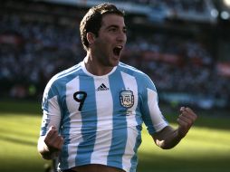 El argentino Gonzalo Higuaín celebra el segundo gol de su equipo contra España.EFE  /